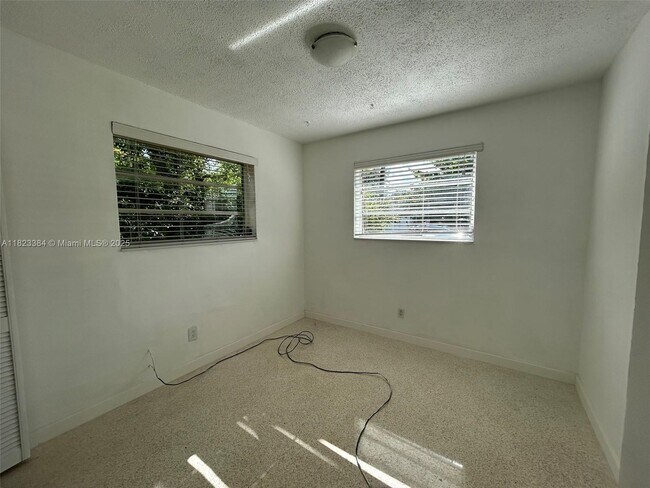 Building Photo - 4900 SW 28th Terrace