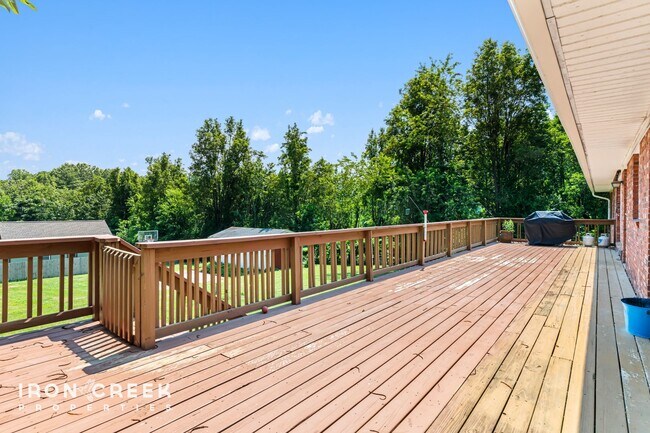 Building Photo - Spacious West Asheville Home with Dual Kit...
