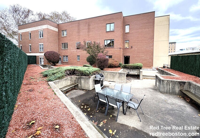 Building Photo - 28 Parkman St