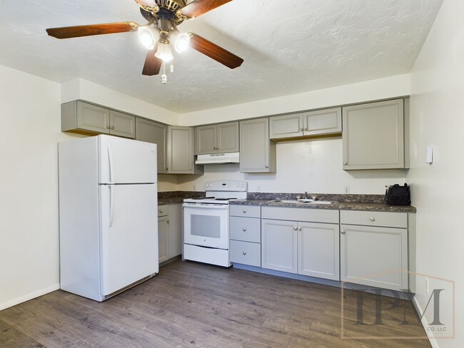 Building Photo - Recently Renovated Cozy 2 bedroom Apartmen...