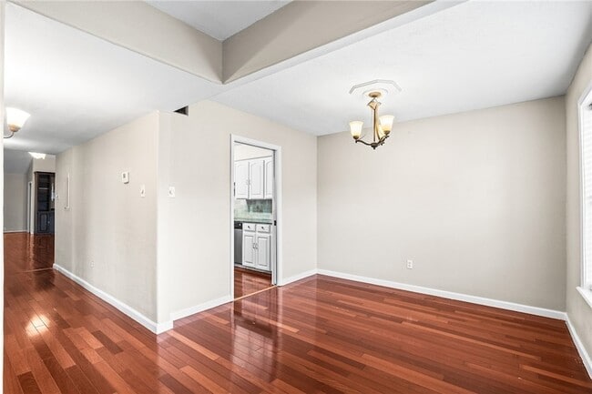 Building Photo - 11 Rock Creek Dr