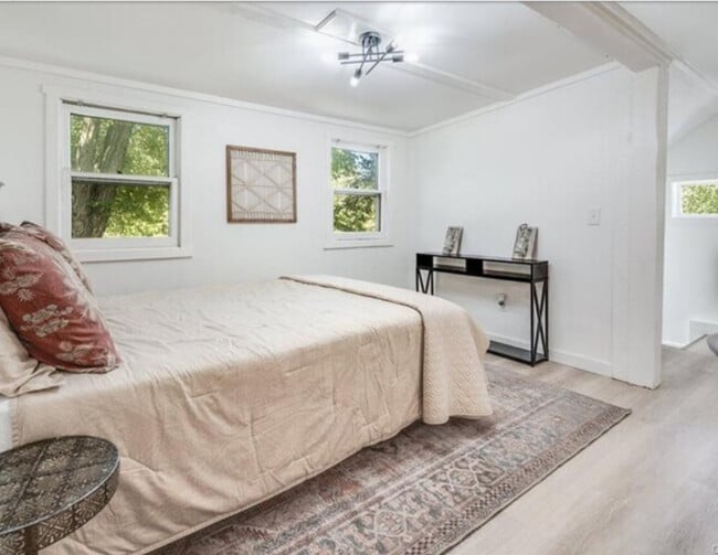 Building Photo - 263 S Quaker Ln