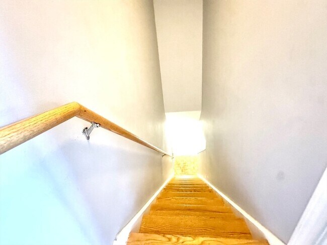 Building Photo - 147 Kelton St