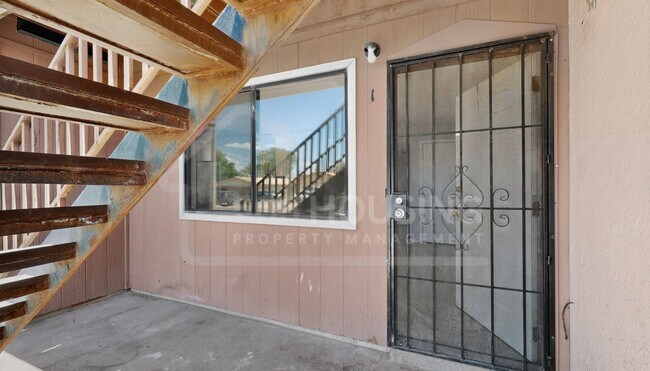 Building Photo - Spacious 2-Bedroom Unit Near Kirtland Air Force Base
