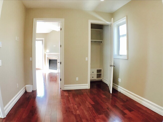 Building Photo - Private Townhouse in the Chatsworth Lake area