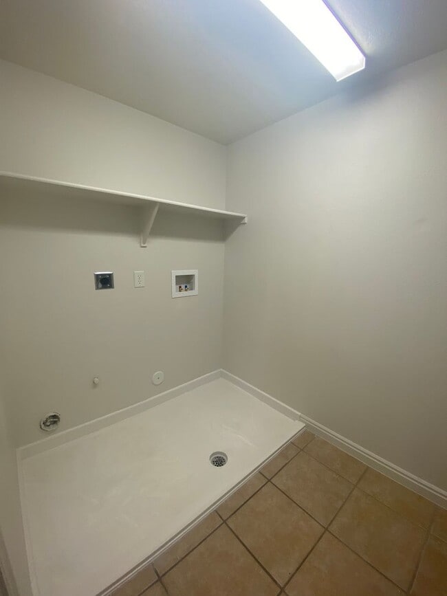 Building Photo - Woodbridge #48!! 3 Bed 2.5 Bath Home!