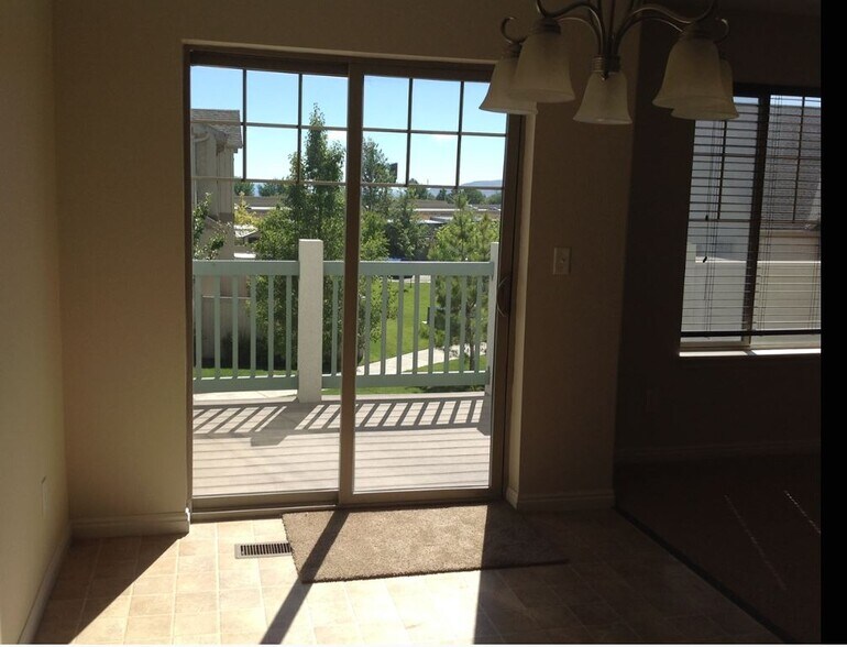 dining area and deck view - 981 Independence Ave