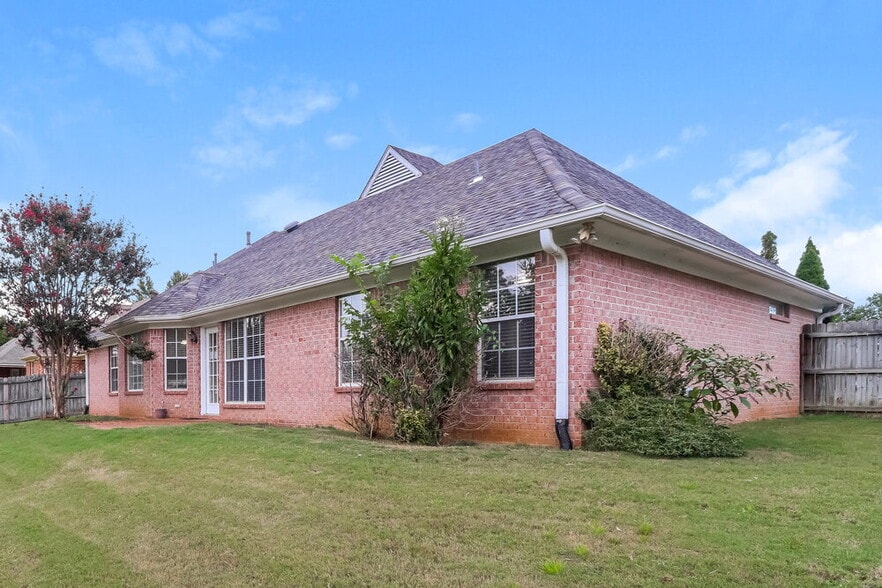 Building Photo - 7633 Meadow Ridge Ln