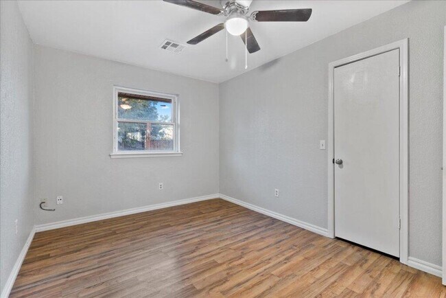 Building Photo - 1104 S Hunters Glen Cir