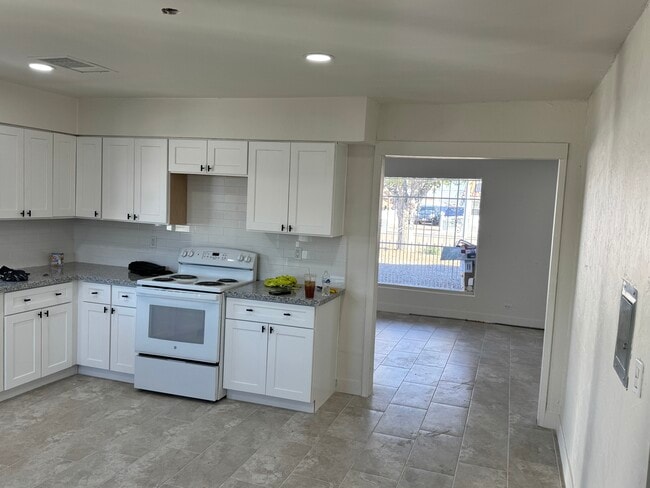 Building Photo - 2241 N Carroll St