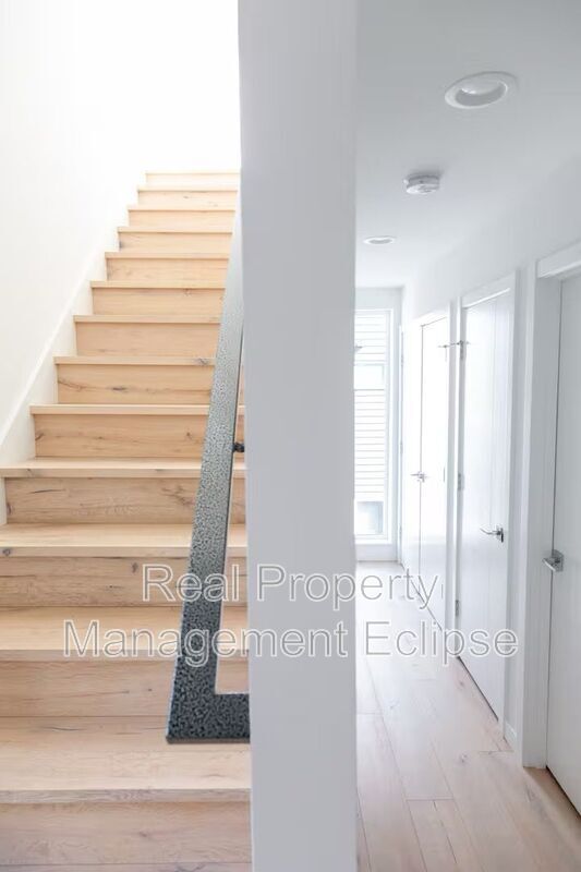 Building Photo - 8819 Midvale Ave N