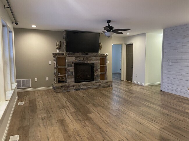 Building Photo - 1502 E Bogard Rd