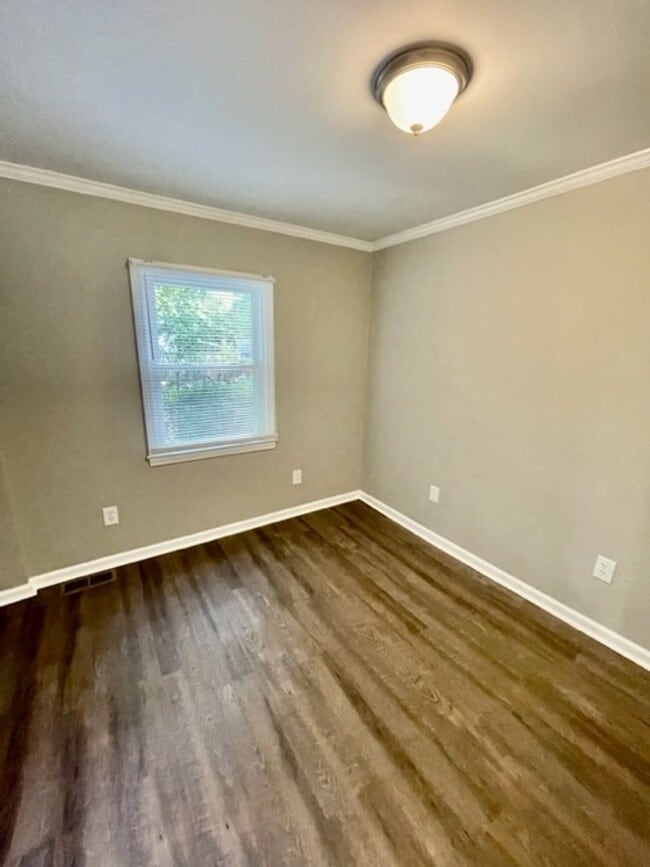 Building Photo - Don't miss out on this Adorable 2 bedroom ...