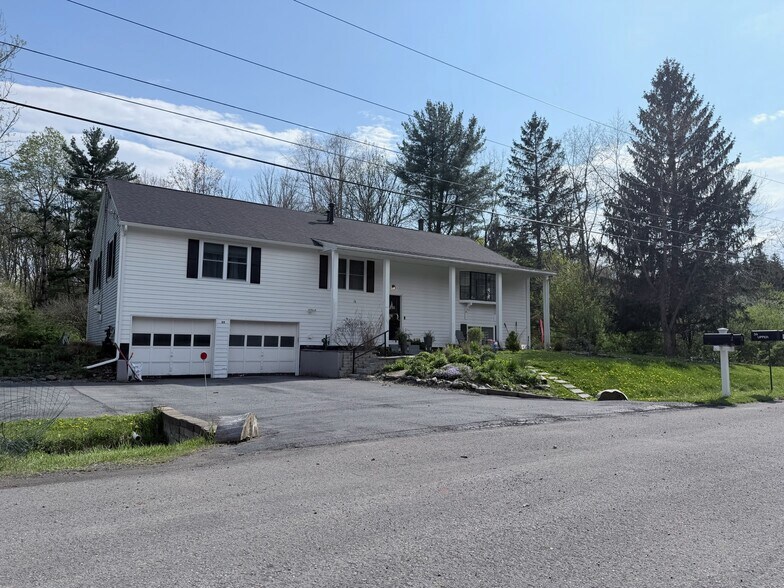 Building Photo - 33 Meadowlark Dr