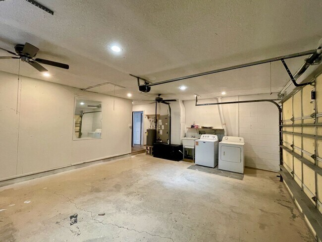 Building Photo - Spacious 4-Bed / 2-Bath Ranch in Rio Pinar...