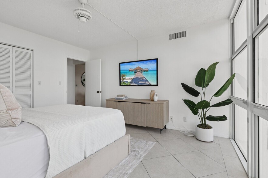 Building Photo - 2701 N Ocean Blvd