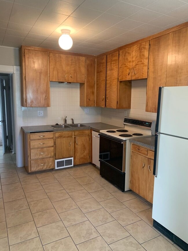 Building Photo - 4 BEDROOM, 1 BATHROOM, SINGLE FAMILY HOME, CONVENIENT DOWNTOWN LOCATION!