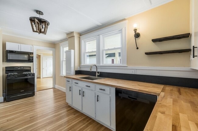 Building Photo - 13 Washington St