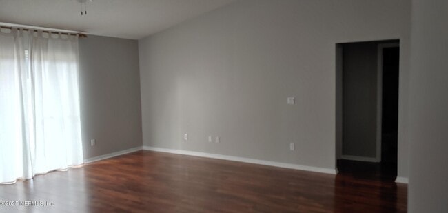 Building Photo - 916 Hyannis Port Dr
