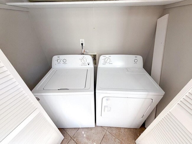 Building Photo - 817 Timbers Dr