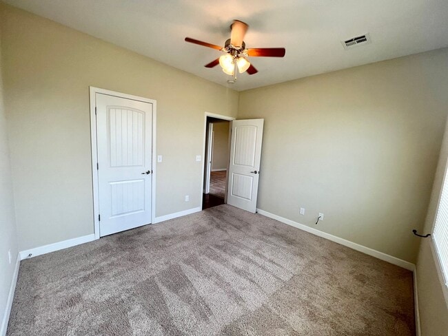 Building Photo - 3 Bed Townhome in Excellent West Side Location!