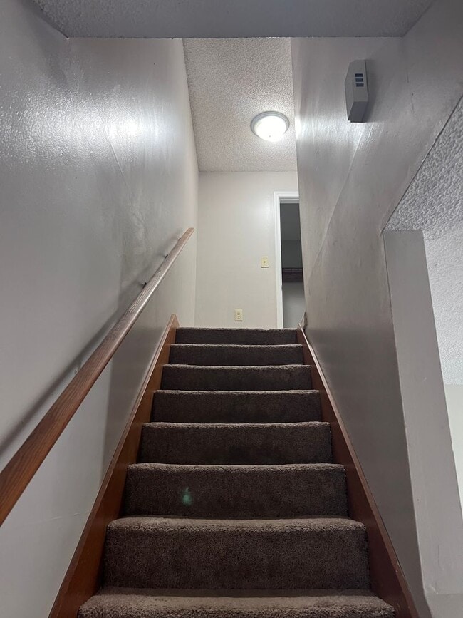 Building Photo - 2 Story Condo. Lovely 2 bed/1.5 bath condo
