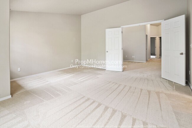 Building Photo - Light & Bright Three Bedroom Home in Aloha!
