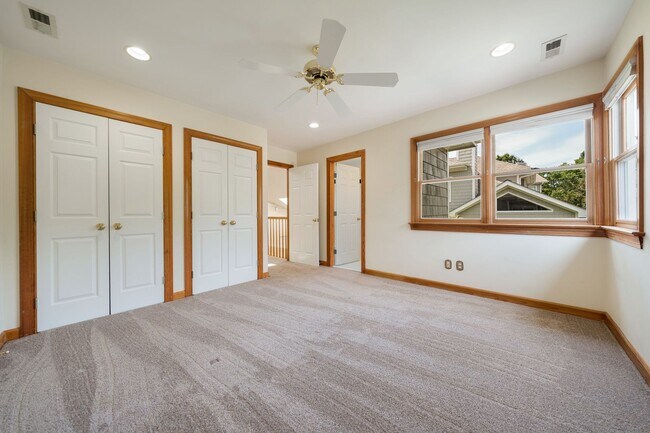 Building Photo - Light filled 2 bed, 2.5 bath townhome with garage minutes from UNC