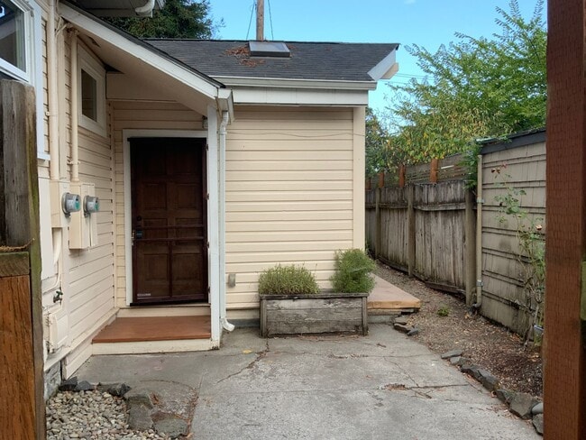 Primary Photo - 2 Bedroom, 1.5 Bathroom on Jefferson St.