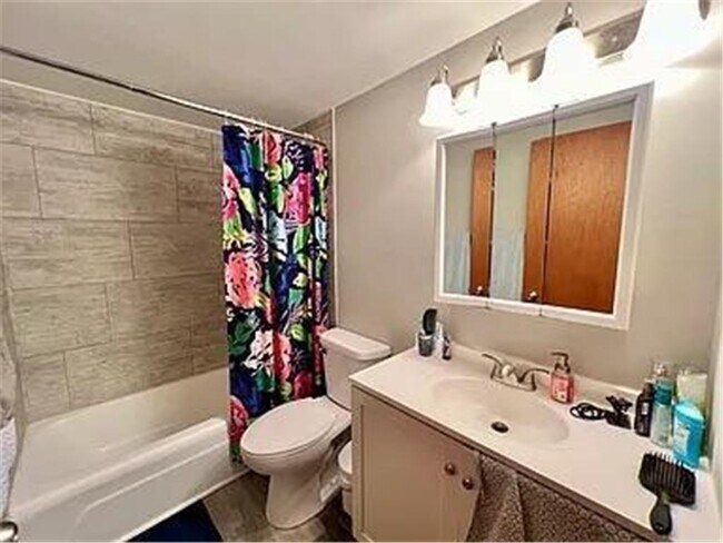 Building Photo - 553 Lemon St N