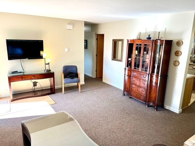 Building Photo - Downtown Furnished Two Bed Unit in Duplex-...
