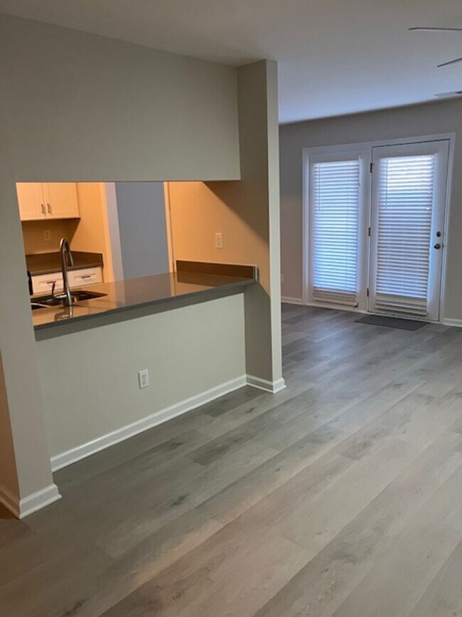 Building Photo - 908-C