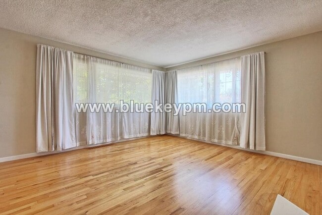 Building Photo - 4 Bed, 2 Bath Home with Finished Basement, Lg Fenced Corner Lot, Office and 2 Car Garage