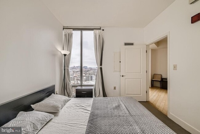 Building Photo - 675 S President St