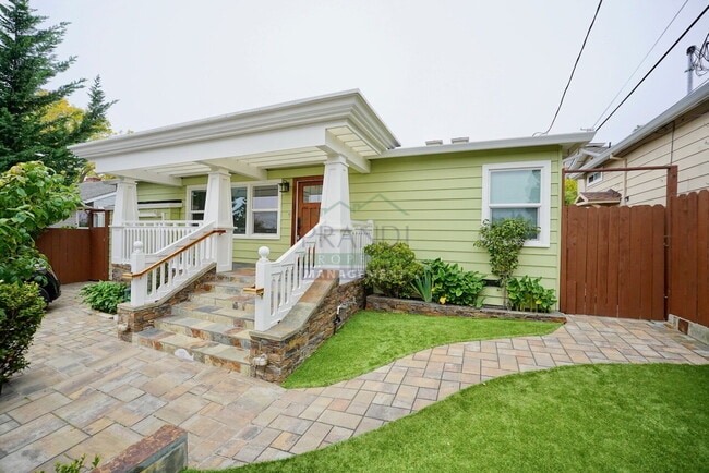 Building Photo - Available Now! 3 Bedroom San Rafael House