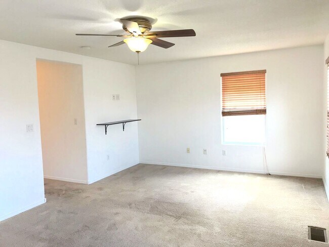 Building Photo - Spacious 4 bedroom Northern Meadows Home with Refriderated Air!