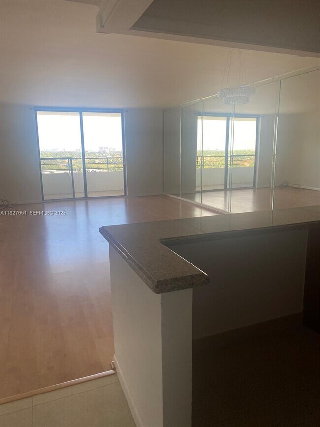 Building Photo - 2500 Parkview Dr