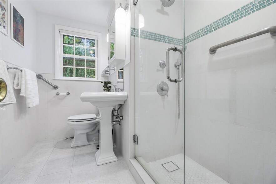 Building Photo - 18 Taylor Rd