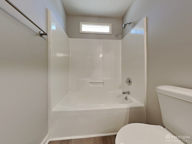 Building Photo - 795 Piney Ct