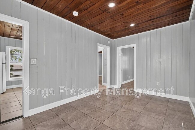 Building Photo - 887 7th St