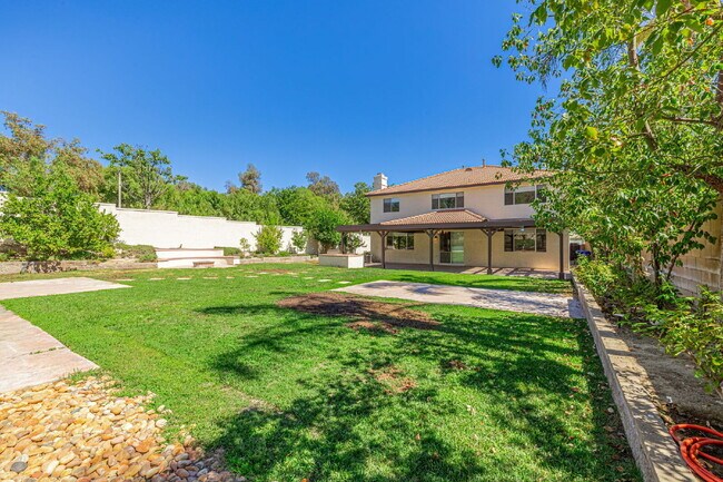 Building Photo - Executive 5-Bedroom Pool Home with Dual Master Suites in Stevenson Ranch