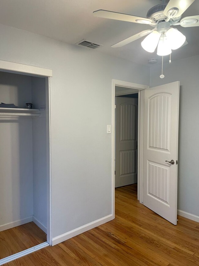 Building Photo - Beautiful Mid Century 3 Bedroom 3.5 Bathro...
