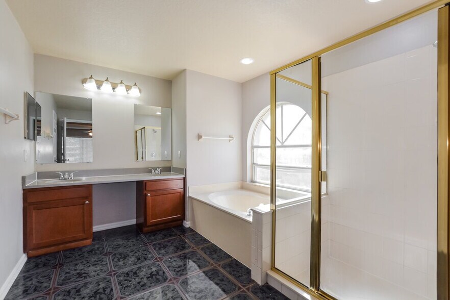 Building Photo - 2801 River Ridge Dr