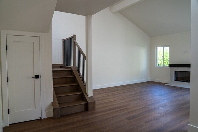 Building Photo - Completely Remodeled 3br Townhome in UTC