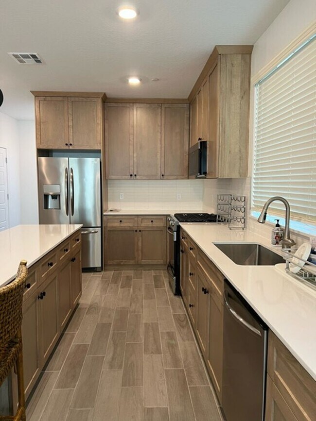 Building Photo - Beautiful Newer 3 Bedrooms 2.5 Baths Home with SOLAR!!!