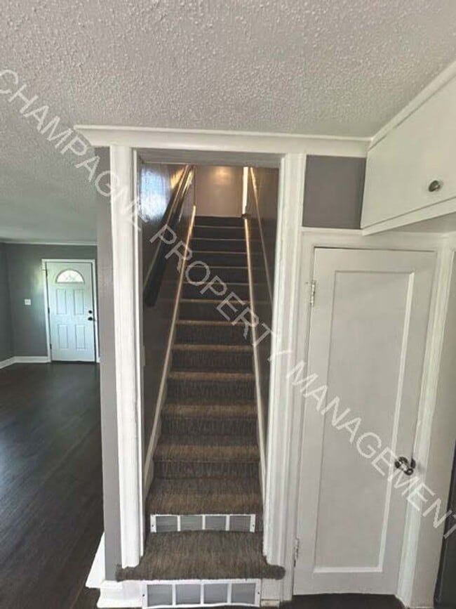 Building Photo - Fully updated home in KC