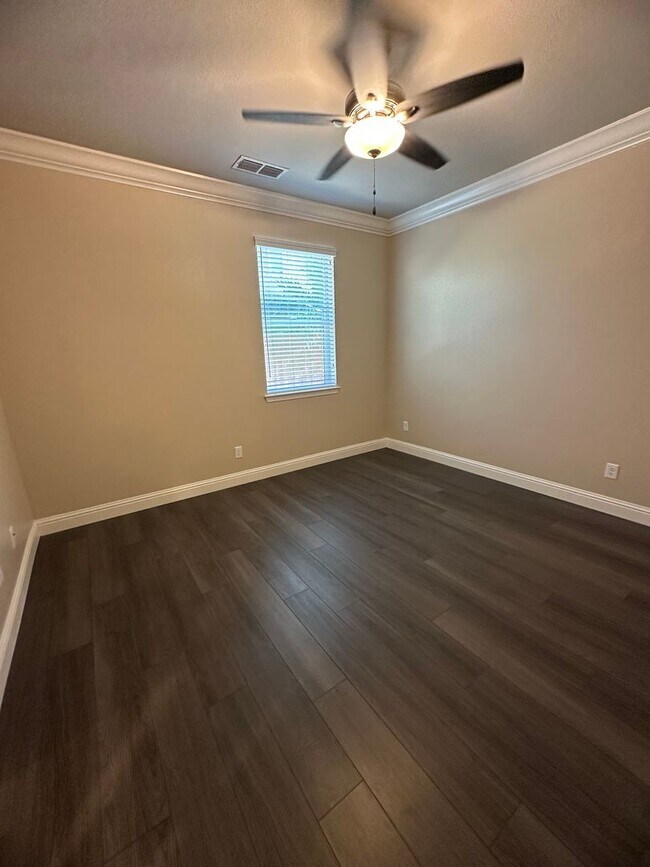 Building Photo - IMMACULANT 4 BEDROOM HOME 2.5 BATHROOM IN SALT CREEK