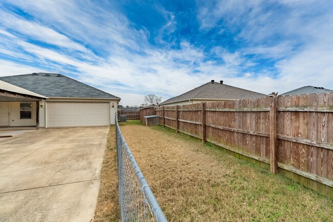 Building Photo - 4 Bedroom 2 Bath Remodeled Home