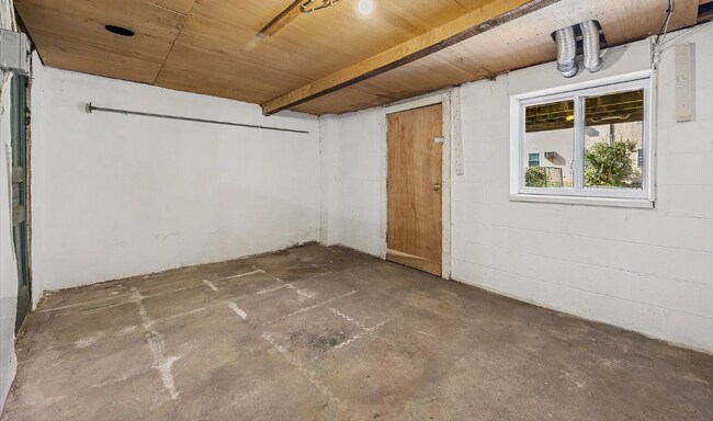 Building Photo - 108 Maple St