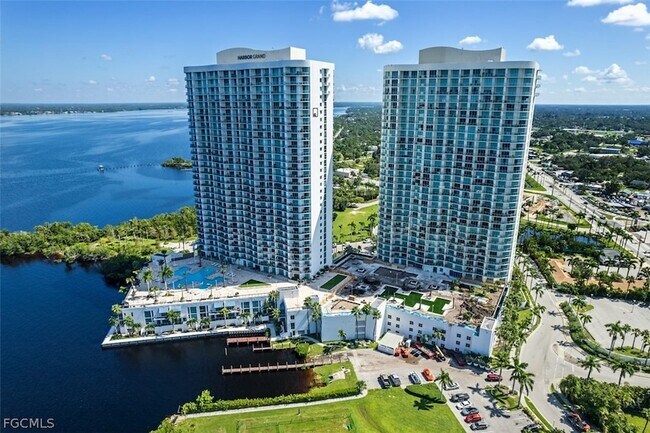 Building Photo - 3000 Oasis Grand Blvd